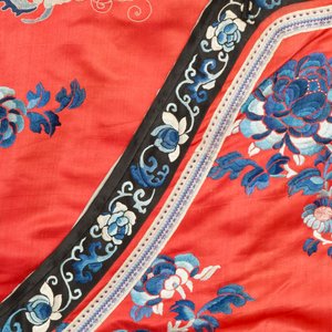 Une robe de femme informelle en soie rouge brodée, Chine, 19ème — photo 4