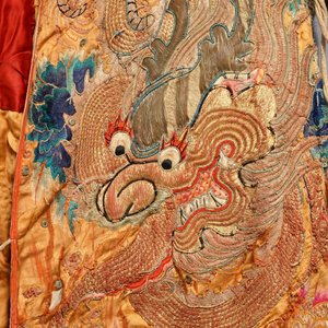 Une robe de théâtre en soie brodée en fil d'or à décor d'un dragon, Chine, 19/20ème — photo 3