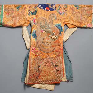 Une robe de théâtre en soie brodée en fil d'or à décor d'un dragon, Chine, 19/20ème — photo 6