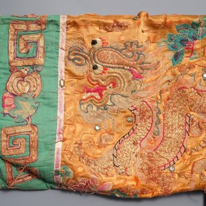 Une robe de théâtre en soie brodée en fil d'or à décor d'un dragon, Chine, 19/20ème — photo 10