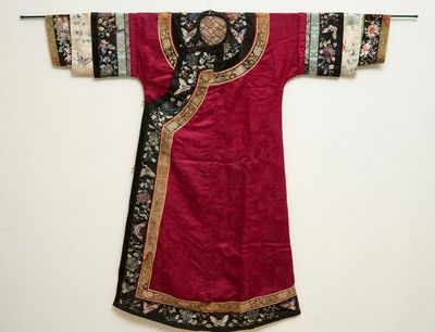 Une robe informelle Manchu en soie brodée à fond rose, 19ème