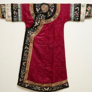 Une robe informelle Manchu en soie brodée à fond rose, 19ème — photo 1