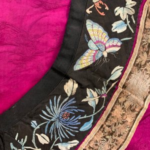 Une robe informelle Manchu en soie brodée à fond rose, 19ème — photo 20