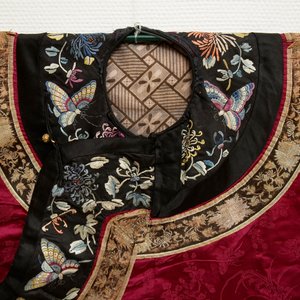 Une robe informelle Manchu en soie brodée à fond rose, 19ème — photo 4