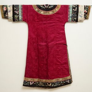 Une robe informelle Manchu en soie brodée à fond rose, 19ème — photo 10