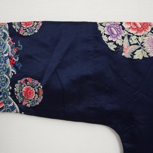 Une robe informelle pour une femme en soie brodée à fond bleu, Chine, 19ème — photo 2