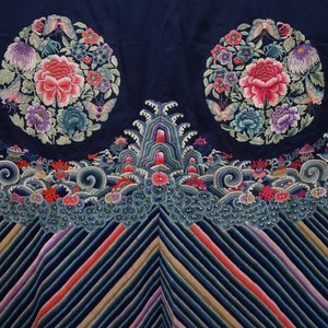 Une robe informelle pour une femme en soie brodée à fond bleu, Chine, 19ème — photo 4