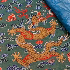 Une robe 'jifu' en soie brodée à décor de dragons à cinq griffes sur fond turquoise, Chine, 19ème — photo 20