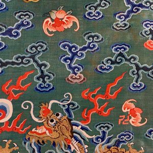 Une robe 'jifu' en soie brodée à décor de dragons à cinq griffes sur fond turquoise, Chine, 19ème — photo 29