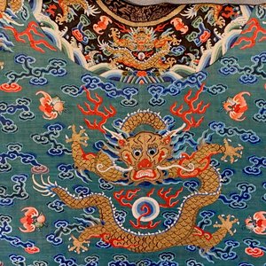 Une robe 'jifu' en soie brodée à décor de dragons à cinq griffes sur fond turquoise, Chine, 19ème — photo 33