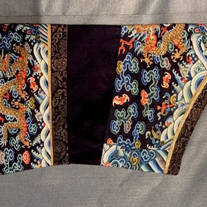 Une robe 'jifu' en soie brodée à décor de dragons à cinq griffes sur fond turquoise, Chine, 19ème — photo 35