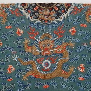 Une robe 'jifu' en soie brodée à décor de dragons à cinq griffes sur fond turquoise, Chine, 19ème — photo 6