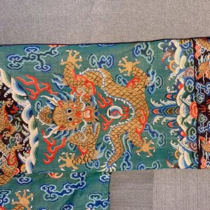 Une robe 'jifu' en soie brodée à décor de dragons à cinq griffes sur fond turquoise, Chine, 19ème — photo 10