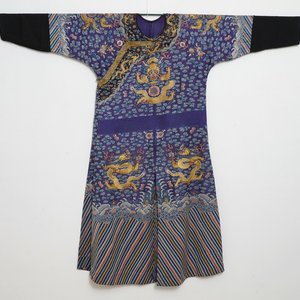 Une robe 'jifu' en soie brodée à décor de dragons à cinq griffes sur fond violet, Chine, 19ème — photo 1