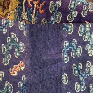 Une robe 'jifu' en soie brodée à décor de dragons à cinq griffes sur fond violet, Chine, 19ème — photo 11