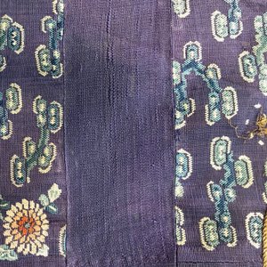 Une robe 'jifu' en soie brodée à décor de dragons à cinq griffes sur fond violet, Chine, 19ème — photo 12