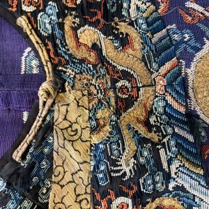 Une robe 'jifu' en soie brodée à décor de dragons à cinq griffes sur fond violet, Chine, 19ème — photo 18