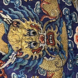 Une robe 'jifu' en soie brodée à décor de dragons à cinq griffes sur fond violet, Chine, 19ème — photo 19