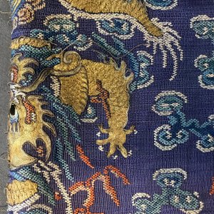 Une robe 'jifu' en soie brodée à décor de dragons à cinq griffes sur fond violet, Chine, 19ème — photo 20