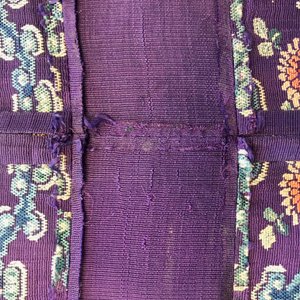 Une robe 'jifu' en soie brodée à décor de dragons à cinq griffes sur fond violet, Chine, 19ème — photo 28