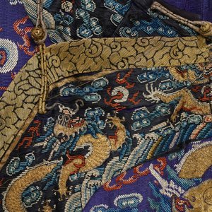 Une robe 'jifu' en soie brodée à décor de dragons à cinq griffes sur fond violet, Chine, 19ème — photo 4