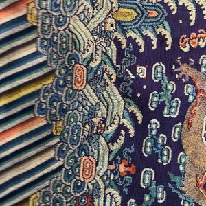 Une robe 'jifu' en soie brodée à décor de dragons à cinq griffes sur fond violet, Chine, 19ème — photo 49