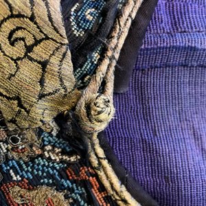 Une robe 'jifu' en soie brodée à décor de dragons à cinq griffes sur fond violet, Chine, 19ème — photo 51