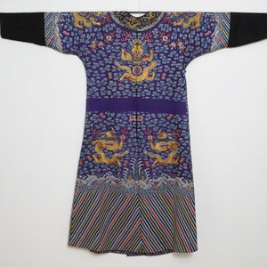 Une robe 'jifu' en soie brodée à décor de dragons à cinq griffes sur fond violet, Chine, 19ème — photo 6