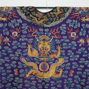 Une robe 'jifu' en soie brodée à décor de dragons à cinq griffes sur fond violet, Chine, 19ème — photo 7