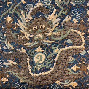 Une robe non montée en soie brodée à décor de dragons à cinq griffes sur fond bleu, Chine, 19ème — photo 11