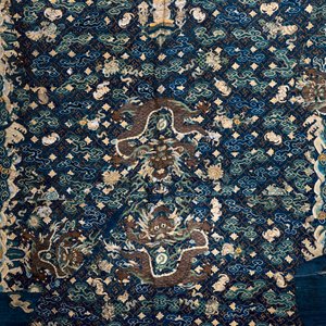Une robe non montée en soie brodée à décor de dragons à cinq griffes sur fond bleu, Chine, 19ème — photo 3