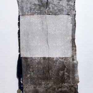 Une robe non montée en soie brodée à décor de dragons à cinq griffes sur fond bleu, Chine, 19ème — photo 5
