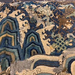 Une robe non montée en soie brodée à décor de dragons à cinq griffes sur fond bleu, Chine, 19ème — photo 9