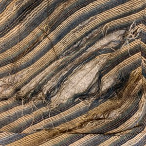Une robe non montée en soie brodée à décor de dragons à cinq griffes sur fond bleu, Chine, 19ème — photo 10