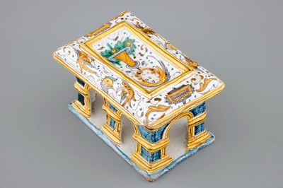 Une salière architecturale en majolique italienne, Deruta, 17ème