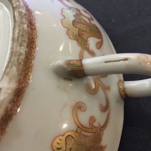Une saucière avec couvercle aux armes de Van Reverhorst en porcelaine de Chine, Qianlong, vers 1745 — photo 14