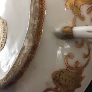 Une saucière avec couvercle aux armes de Van Reverhorst en porcelaine de Chine, Qianlong, vers 1745 — photo 15