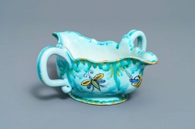 Une saucière en faïence de Bruxelles à décor de papillons et chenilles, 18ème