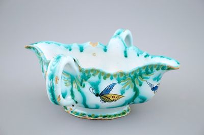Une saucière en faïence de Bruxelles au décor de papillons, 18ème