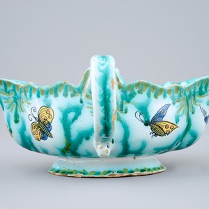 Une saucière en faïence de Bruxelles au décor de papillons, 18ème — photo 3