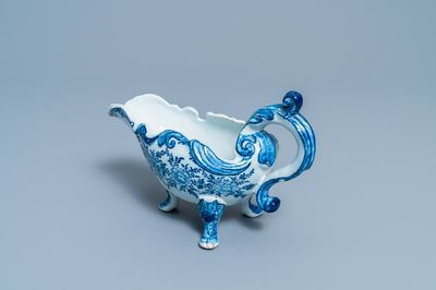 Une saucière en faïence de Delft en bleu et blanc, 18ème