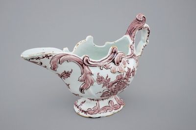 Une saucière en faïence de Delft manganèse, 18ème