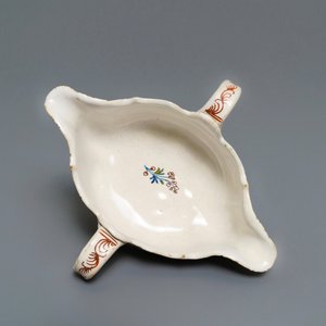 Une saucière en faïence polychrome de Bruxelles à décor 'à la haie fleurie', 18ème — photo 6