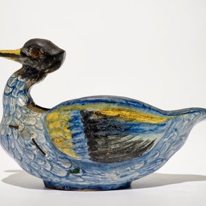 Une saucière en forme de canard en faïence polychrome, Nord de la France, 18ème — photo 2