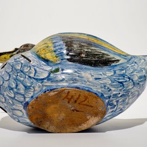 Une saucière en forme de canard en faïence polychrome, Nord de la France, 18ème — photo 7