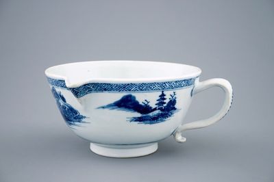 Une saucière en porcelaine de Chine bleu et blanc du Nanking cargo, Qianlong