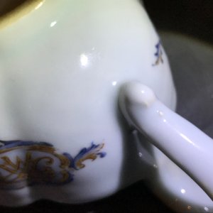 Une saucière et une assiette en porcelaine de Chine famille rose pour le marché hollandais, blasons de Van Tets, Qianlong — photo 18