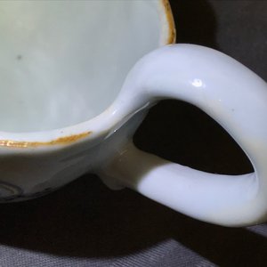 Une saucière et une assiette en porcelaine de Chine famille rose pour le marché hollandais, blasons de Van Tets, Qianlong — photo 20