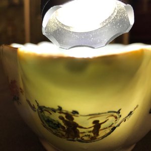 Une saucière et une assiette en porcelaine de Chine famille rose pour le marché hollandais, blasons de Van Tets, Qianlong — photo 21