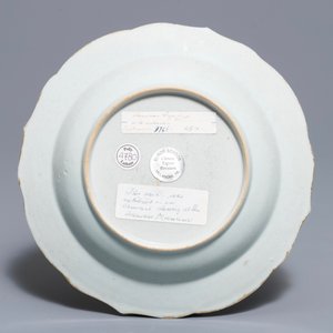 Une saucière et une assiette en porcelaine de Chine famille rose pour le marché hollandais, blasons de Van Tets, Qianlong — photo 3